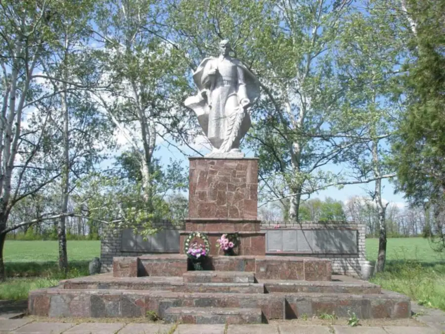 Воинские захоронения и памятники Никопольского плацдарма в степи