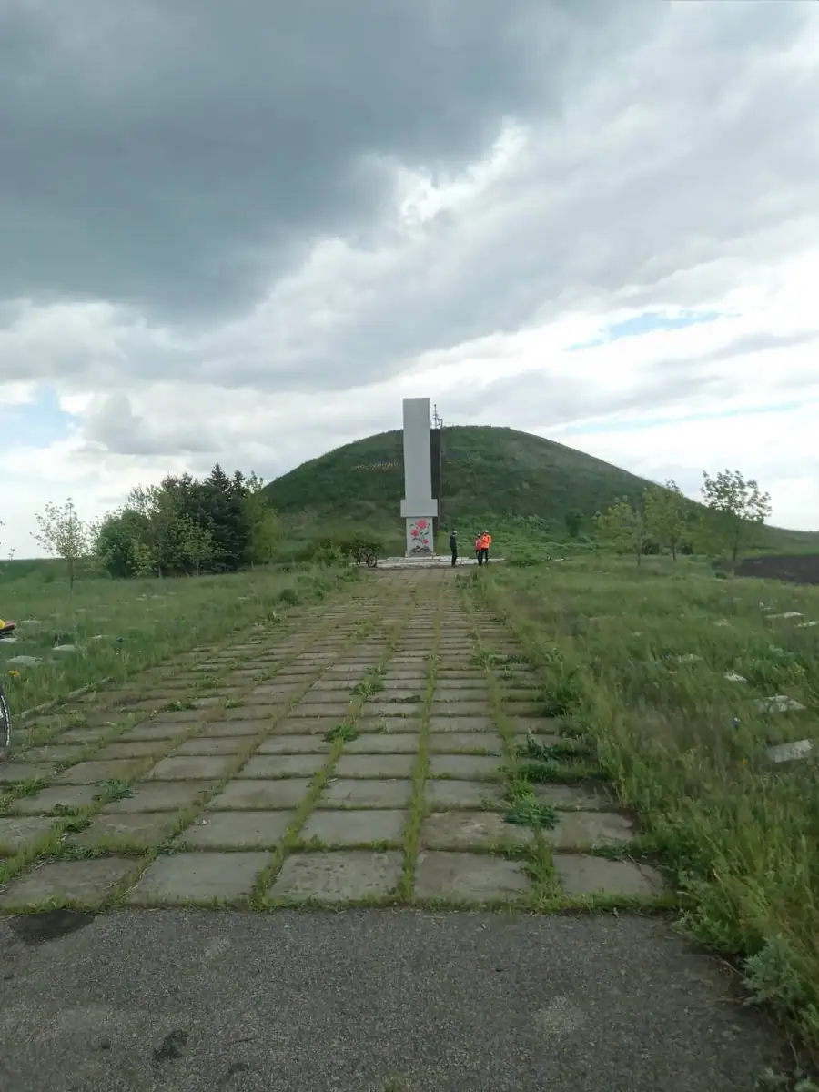 Воинские захоронения и памятники Никопольского плацдарма в степи