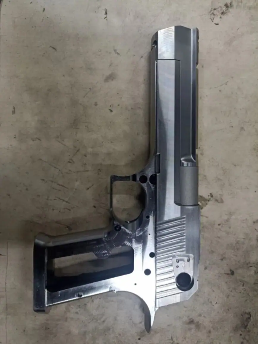 Производство цельнофрезерованных макетов пистолета Desert Eagle: конструктив, деактивация…