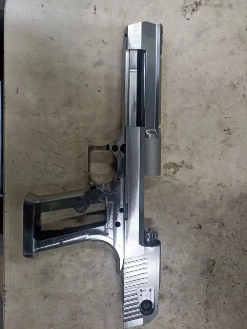 Производство цельнофрезерованных макетов пистолета Desert Eagle: конструктив, деактивация…