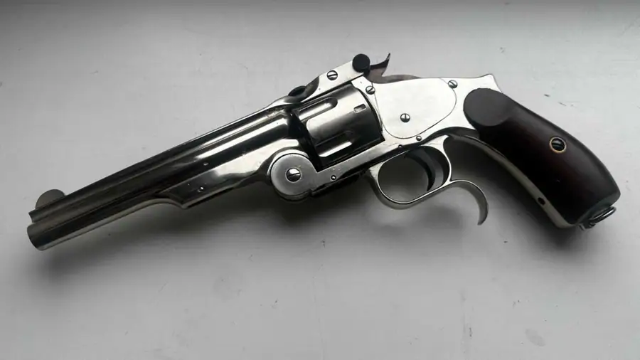 Оценка стоимости и состояния макета револьвера Smith & Wesson