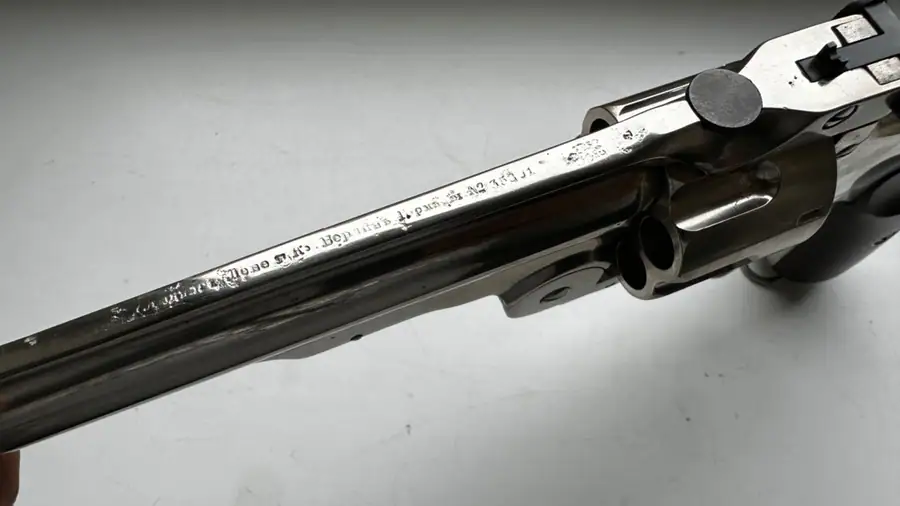 Оценка стоимости и состояния макета револьвера Smith & Wesson