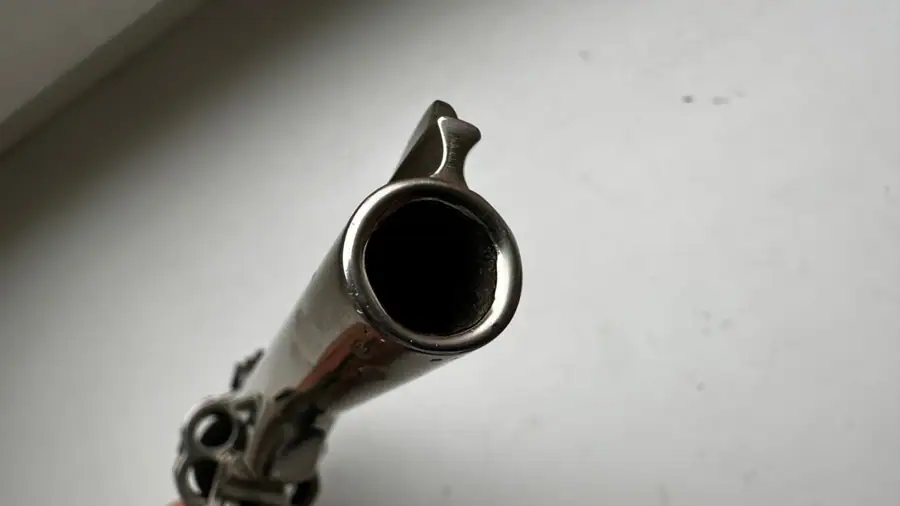 Оценка стоимости и состояния макета револьвера Smith & Wesson