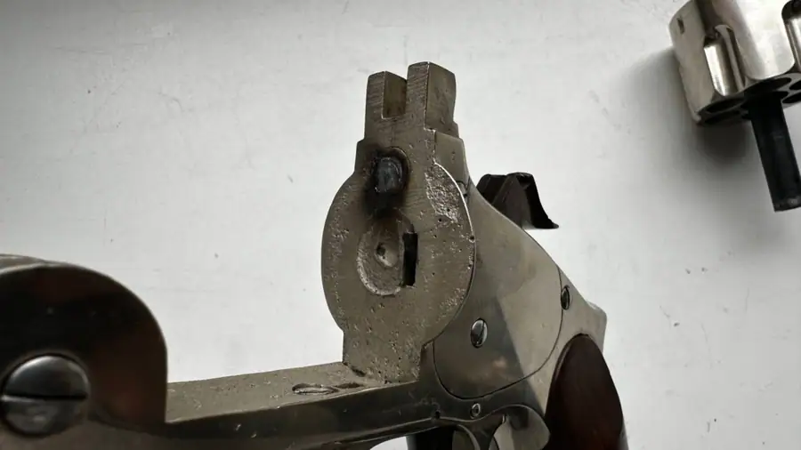 Оценка стоимости и состояния макета револьвера Smith & Wesson