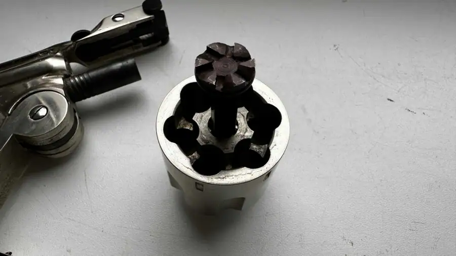 Оценка стоимости и состояния макета револьвера Smith & Wesson