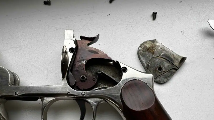Оценка стоимости и состояния макета револьвера Smith & Wesson