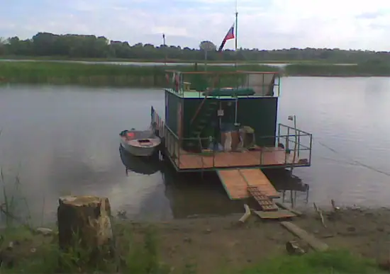 Дом на воде или жилая баржа как база выживания