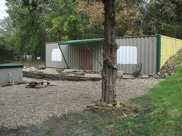 Домик из морского контейнера в деревне: конструктив, риски и альтернативы