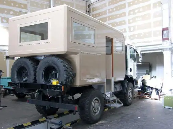 Строительство экспедиционного RV на грузовом шасси: проектирование, материалы и системы